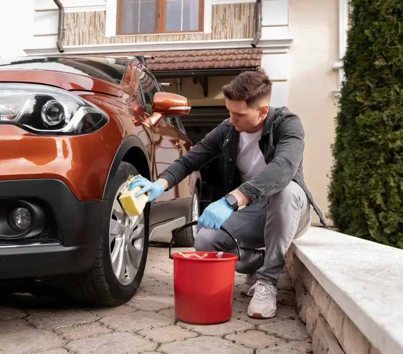 Lavage auto à domicile Saint-Seurin-sur-l'Isle : professionnel intervenant sur un véhicule
